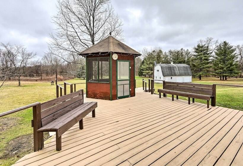 5 Acre Vacation Home W/ Woods & Hiking Ground