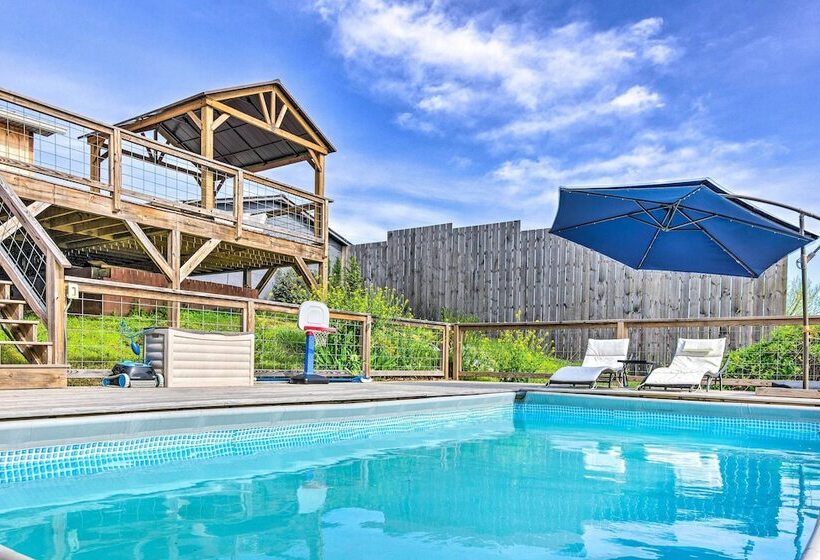 Amenity Packed Nebo Oasis W/ Deck & Mtn Views