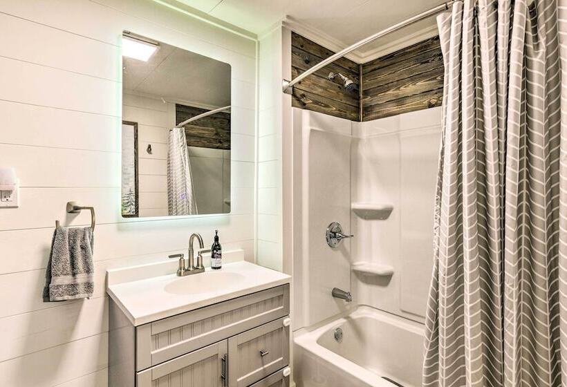 Amenity Packed Nebo Oasis W/ Deck & Mtn Views