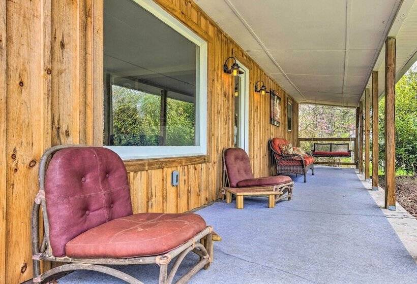 Amenity Packed Nebo Oasis W/ Deck & Mtn Views