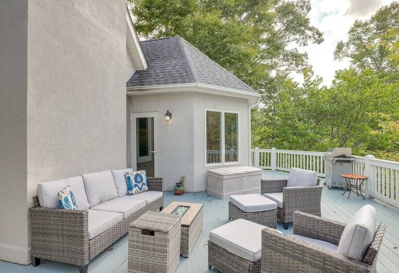 Secluded Retreat W/ Hot Tub & Game Room!