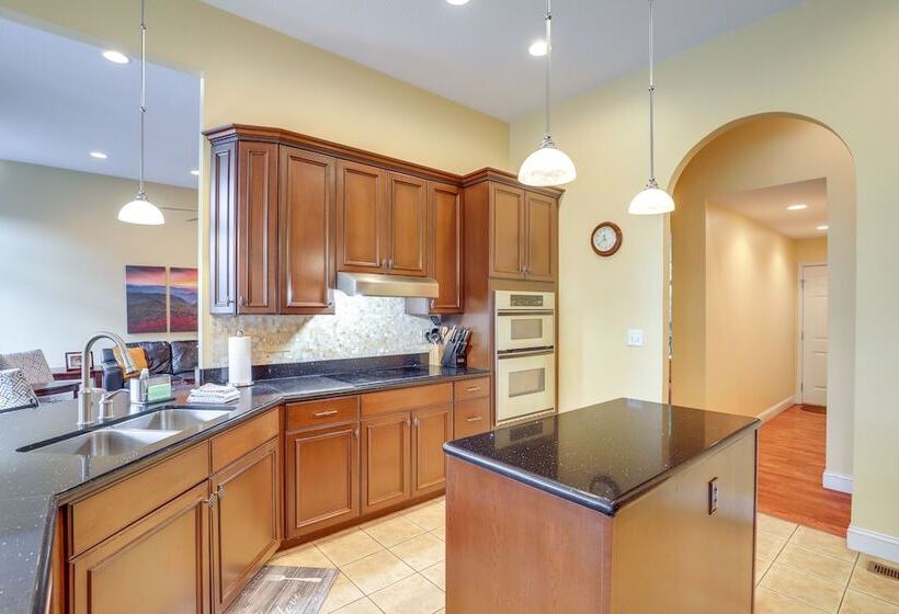Secluded Retreat W/ Hot Tub & Game Room!