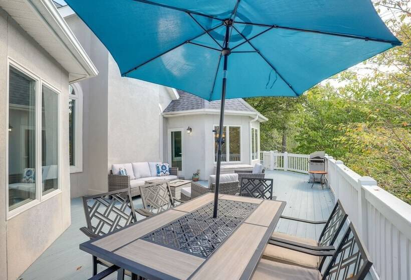 Secluded Retreat W/ Hot Tub & Game Room!