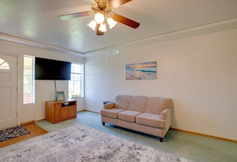 Bay City Vacation Rental Escape ~ 5 Mi To Marina!