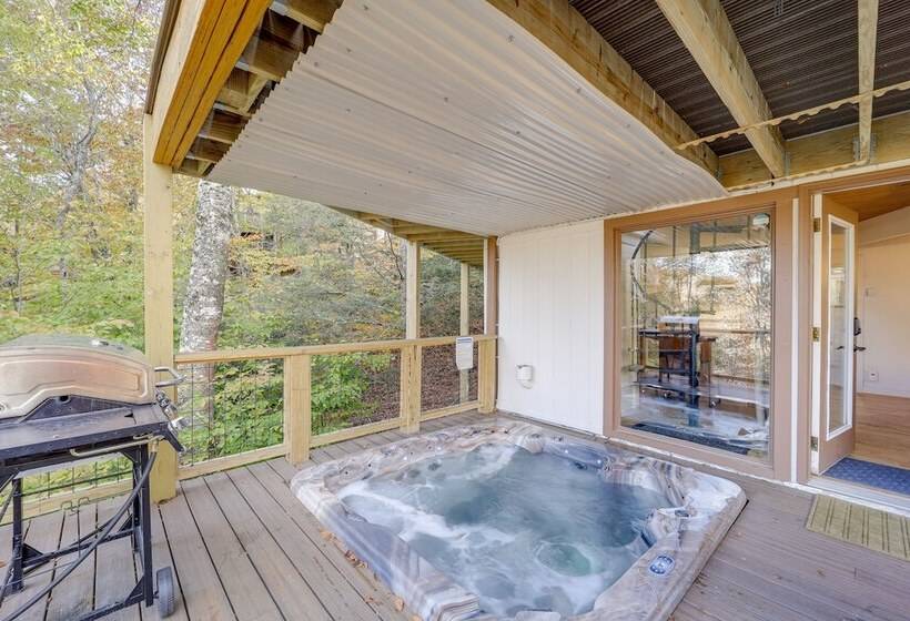 Beech Mountain Cabin W/ Hot Tub: 1 Mi To Slopes!
