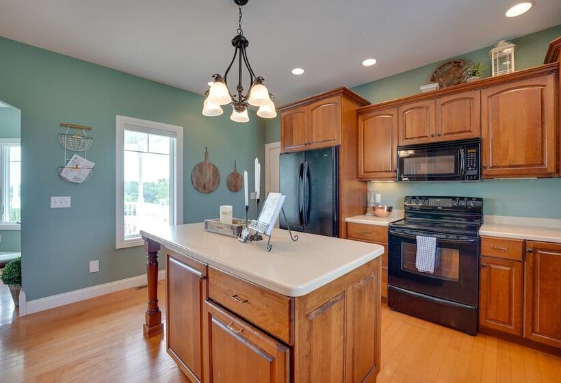 Blue Birds Perch: Stunning Home On Private Hilltop