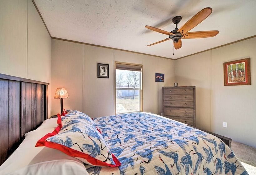 Bright Bernice Home W/ Yard, Close To Marinas!