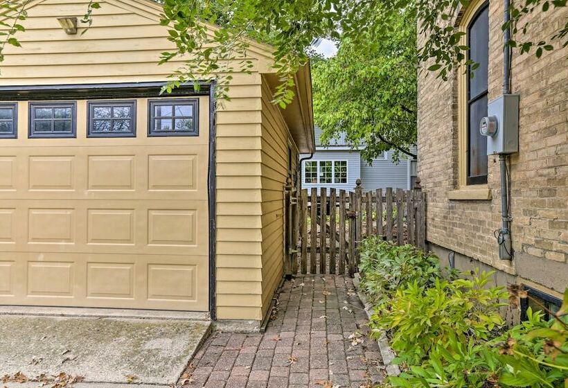 Bright Clear Lake Getaway, 4 Blocks To Downtown!