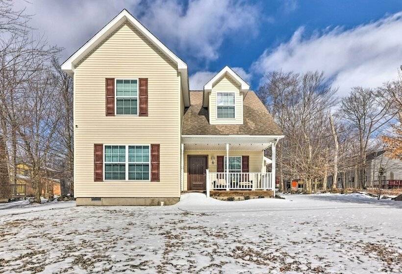 Bright Tobyhanna Home W/ Hot Tub & Fire Pit!