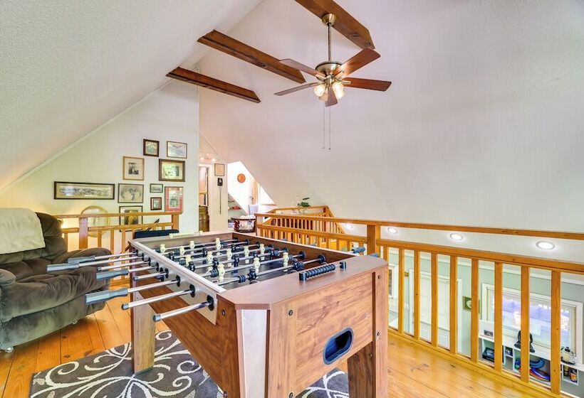 Chalet On The Green: Cozy Lake Ariel Retreat!