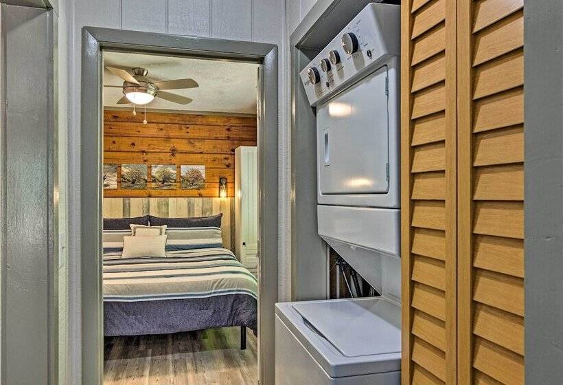 Clyde Cabin Hideaway: Porch & Grill