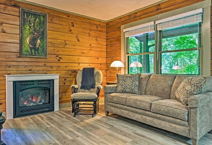 Clyde Cabin Hideaway: Porch & Grill