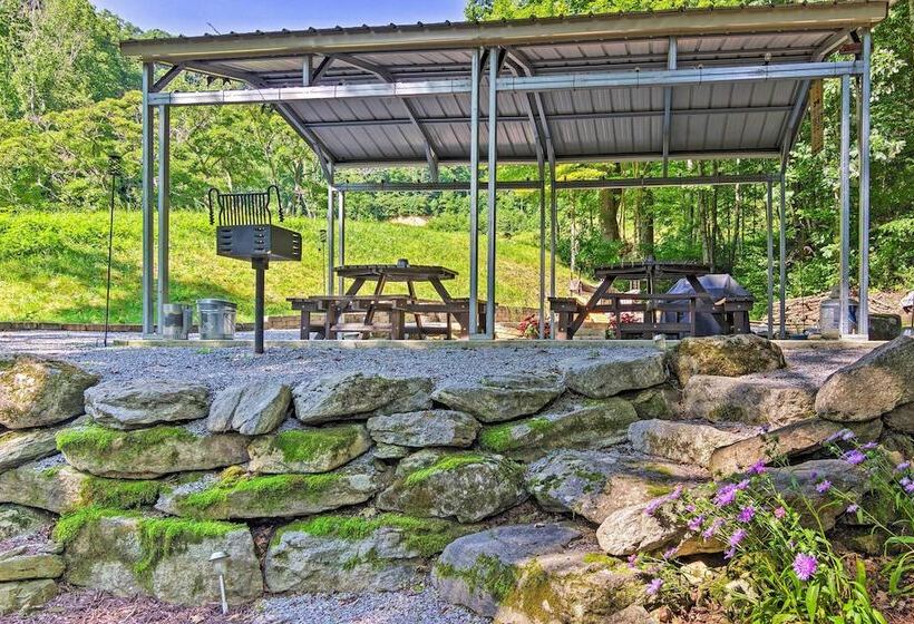 Clyde Cabin Hideaway: Porch & Grill