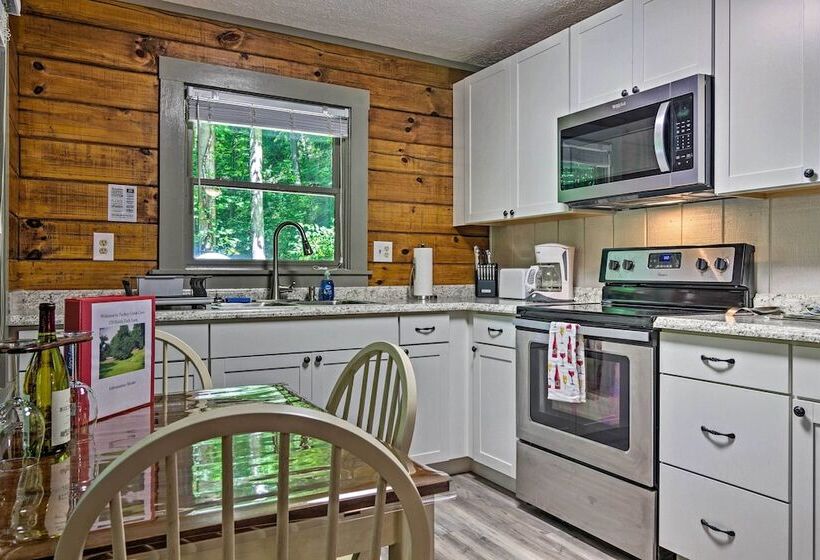 Clyde Cabin Hideaway: Porch & Grill