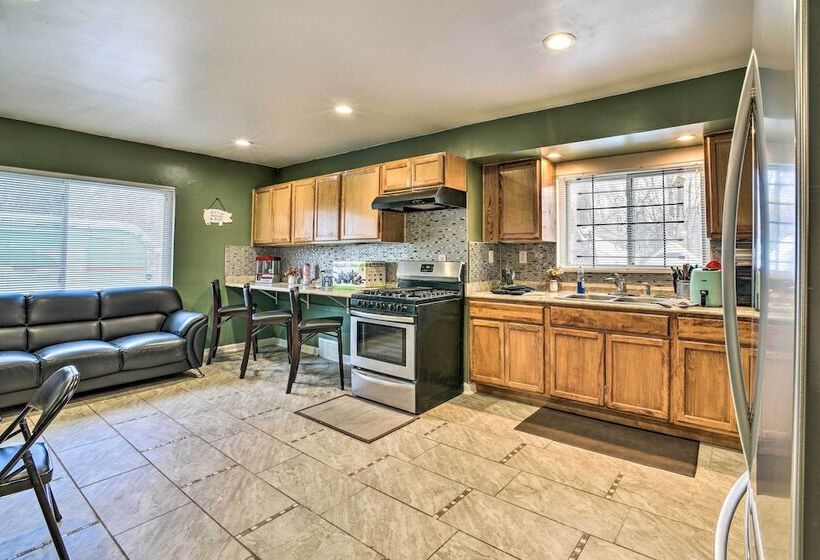 Charming Detroit Escape   14 Mi To Downtown!