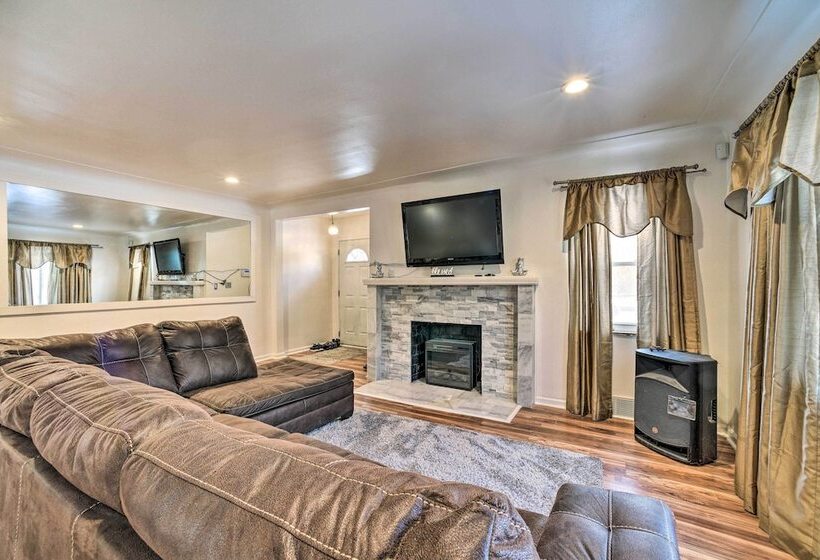 Charming Detroit Escape   14 Mi To Downtown!