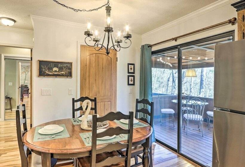 Charming Murphy Escape W/ Fire Pit & Hot Tub!