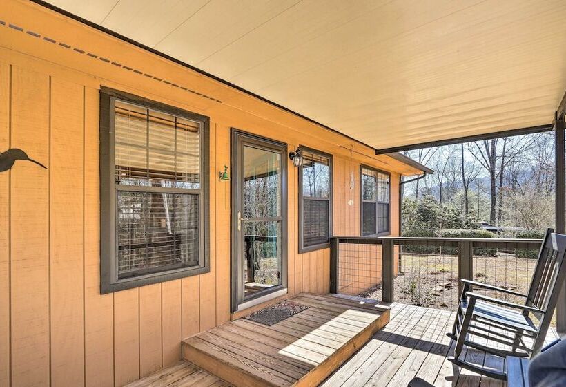 Charming Murphy Escape W/ Fire Pit & Hot Tub!