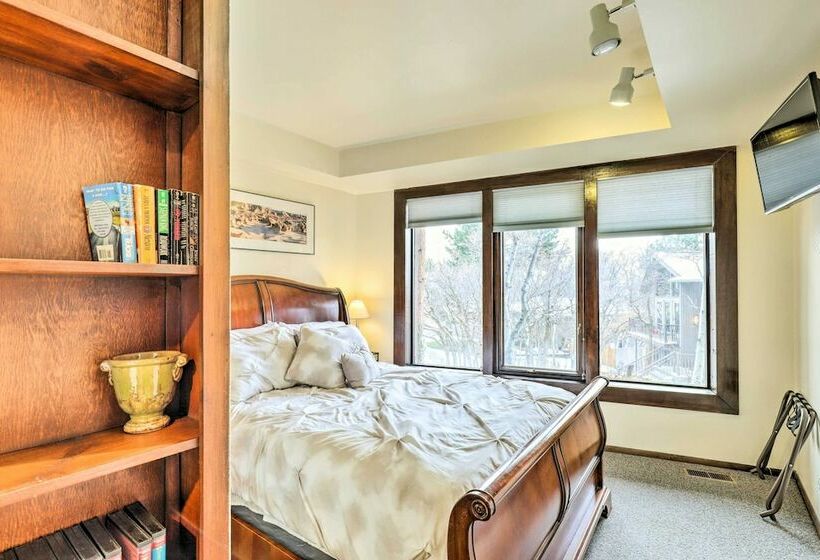 Cottonwood Heights Home W/ Deck!