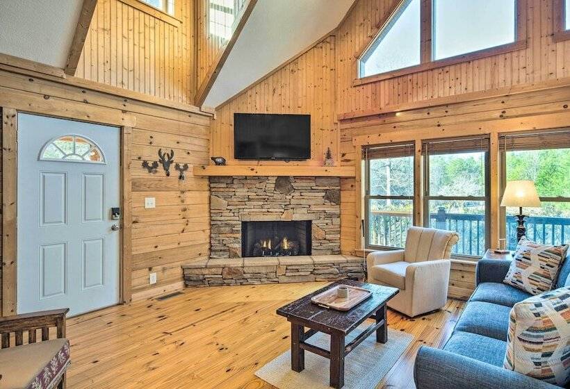 Quaint Cabin W/ Deck & Loft: 10 Mi To Lake Lure!