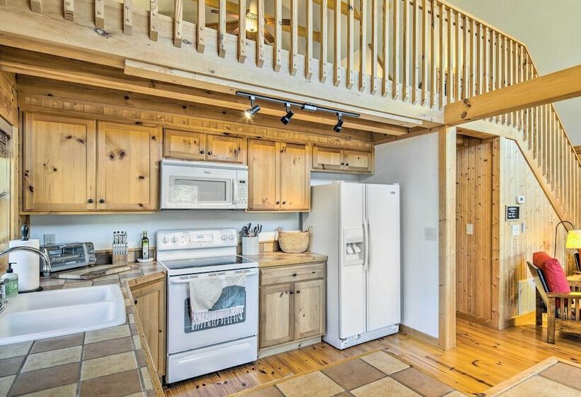 Quaint Cabin W/ Deck & Loft: 10 Mi To Lake Lure!