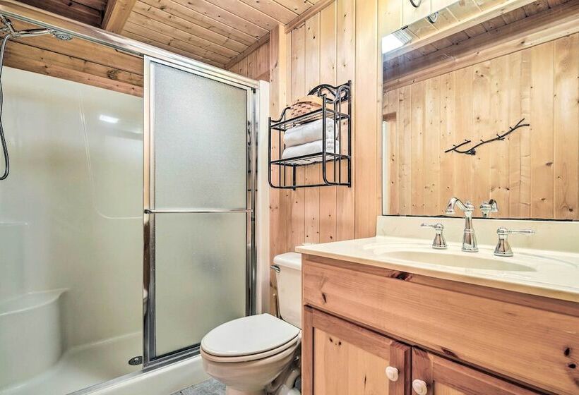 Quaint Cabin W/ Deck & Loft: 10 Mi To Lake Lure!