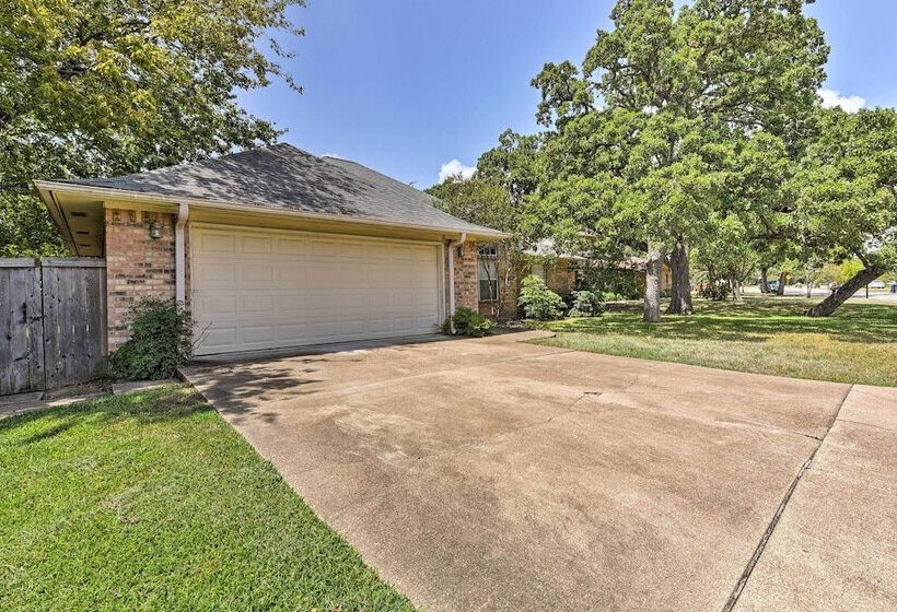 Cozy College Station Home W/ Patio And Fireplace