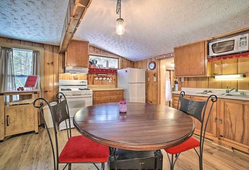 Cozy Corner Cottage Near East Twin Lake!