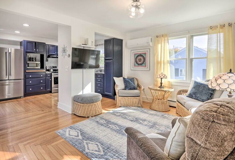 Cozy Historic Wakefield Home Close To Beaches