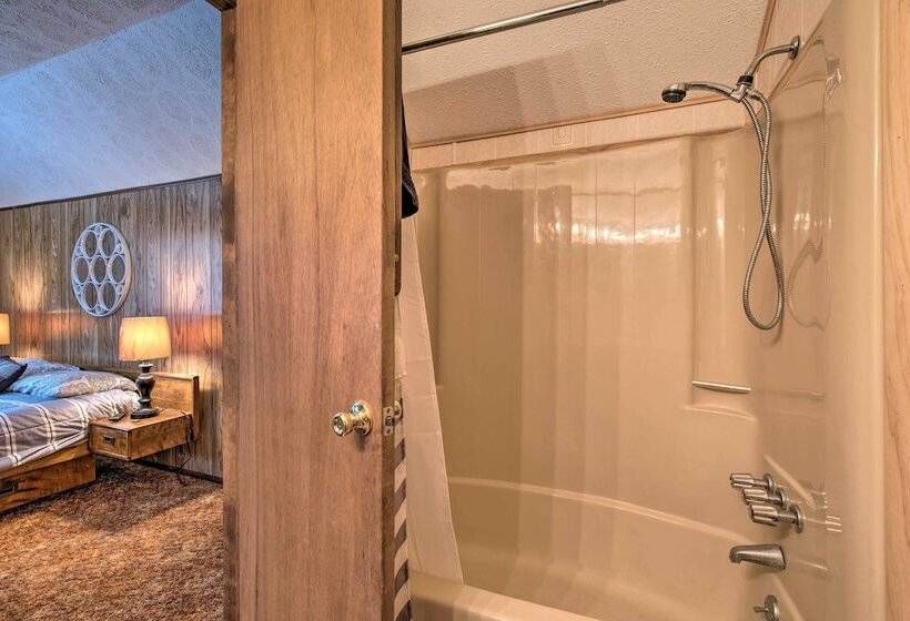 Cozy Lake Ariel Home W/ Community Amenities!