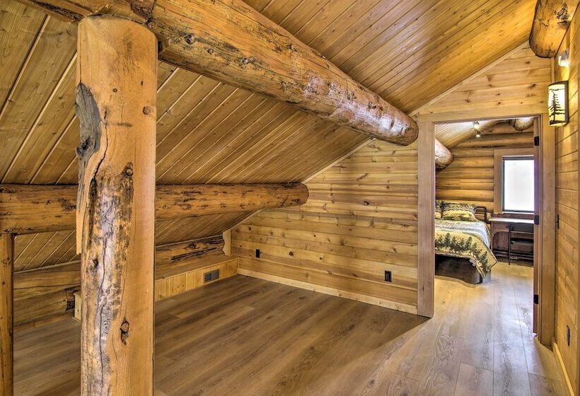Stunning Mountain Views: Livingston Cabin W/ Deck!