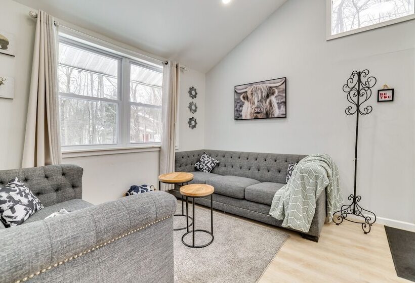 Tobyhanna Home W/ Hot Tub & Fire Pit: Walk To Lake