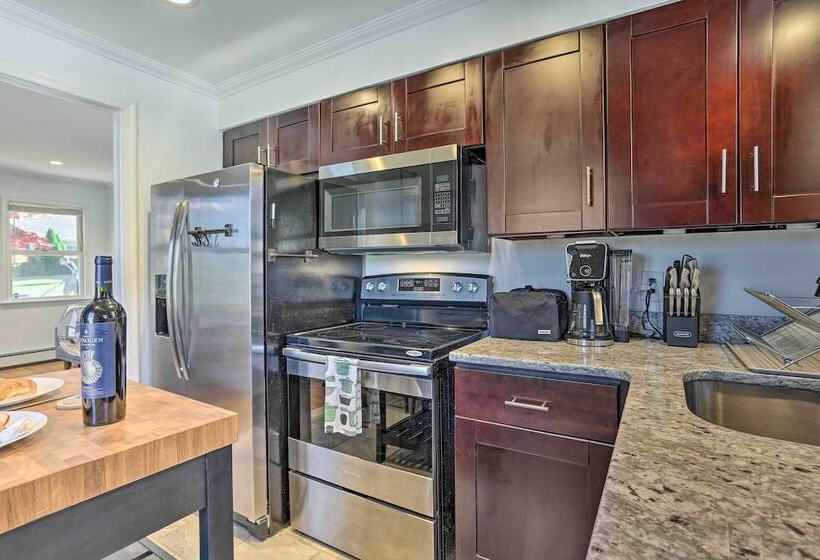 Delightful Home W/ Fire Pit, Walk To Lake!