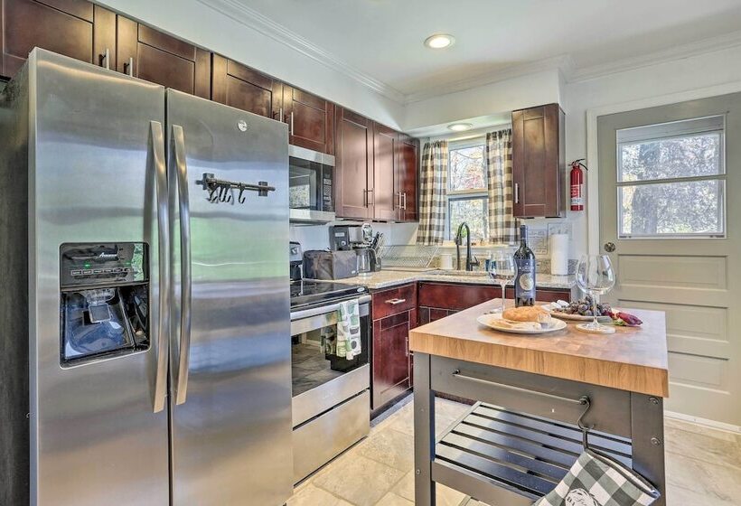 Delightful Home W/ Fire Pit, Walk To Lake!