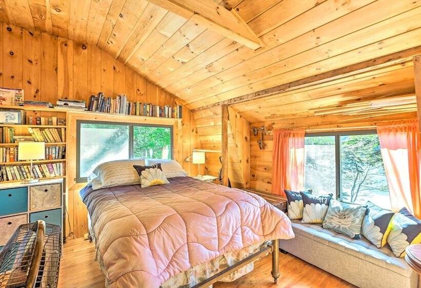 Dreamy Bucksport Hideaway On Freshwater Pond!