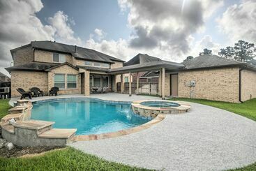 Exquisite Katy Retreat W/ Yard + Theater Room!