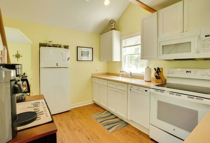 Family Friendly Cottage, Walk To The Beach!