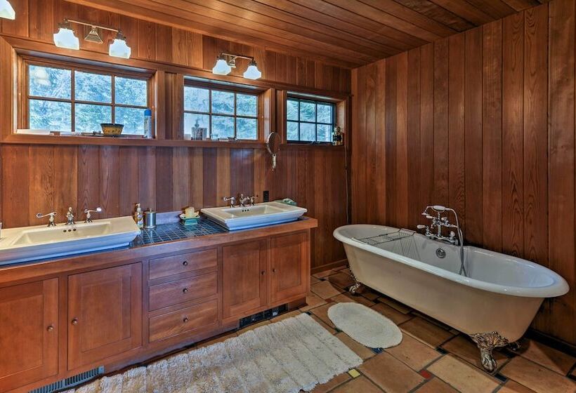 Forested Gold Beach House W/ Panoramic Ocean Views