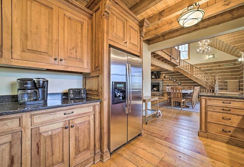 Franklin Cabin W/ Hot Tub + Pool Table!