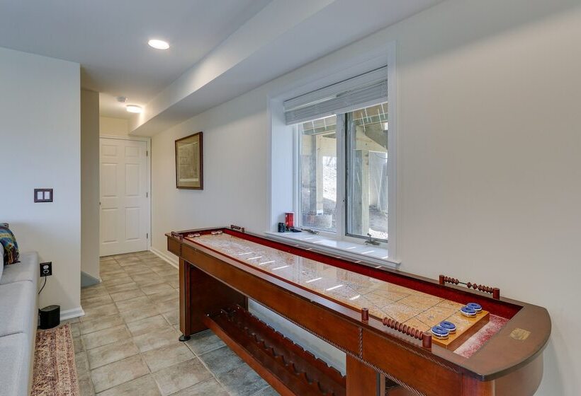 Front Royal Hilltop Cabin W/ Panoramic Views!