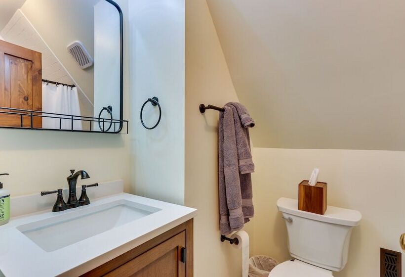 Front Royal Hilltop Cabin W/ Panoramic Views!