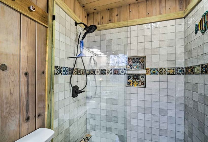 Gatlinburg Log Cabin W/ Hot Tub & Mountain Views!