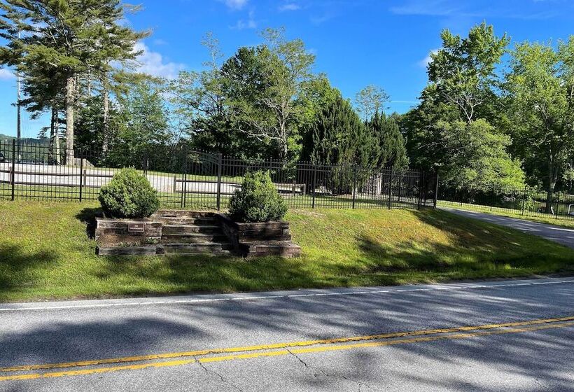Deck + Lake Views: Grand Glenville Retreat