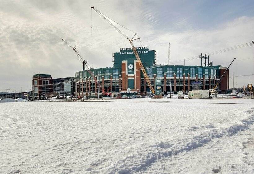 Walk To Lambeau Field: Green Bay Retreat