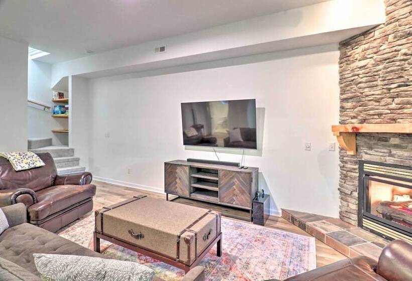 2 Mi To Sapphire Resort: Home W/ Hot Tub & Games!