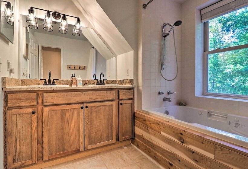 2 Mi To Sapphire Resort: Home W/ Hot Tub & Games!