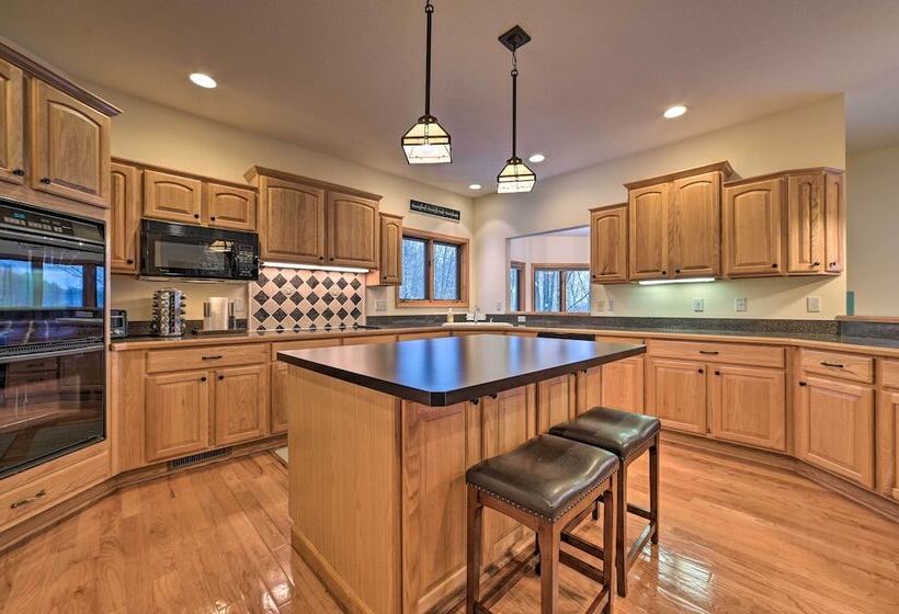 Huge Bellaire Home On Cedar River Golf Course