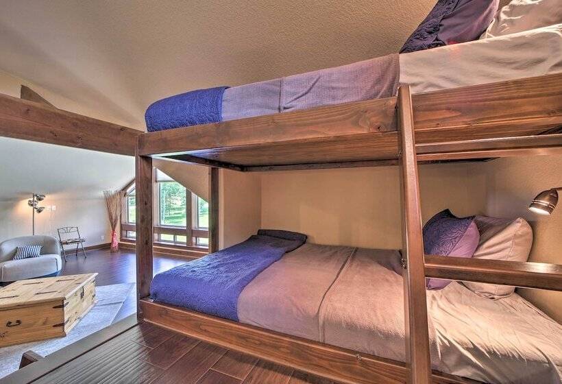 Huge Vian Family Retreat: Hot Tub + Game Room