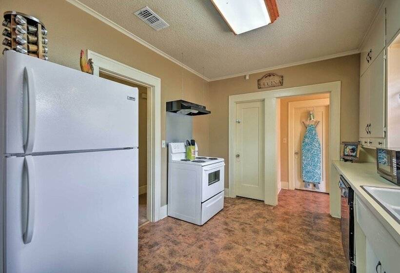 Inviting Lubbock Home > 1 Mi To Downtown