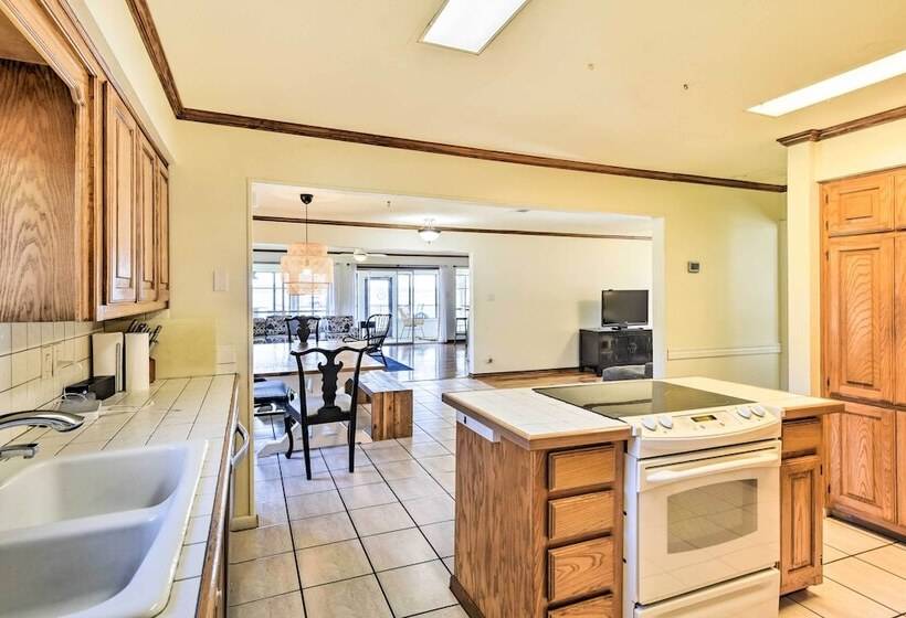 Private Beach & Dock: Home On Eagle Mountain Lake